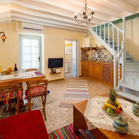 Semesterbostad Giorgos' Old Story 2bed Stone House With Private Hamam In The Old Town *